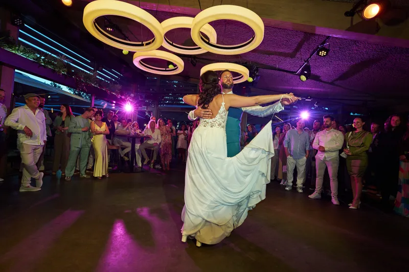 De openingsdans: Michelle draait in haar witte jurk onder het paarse licht