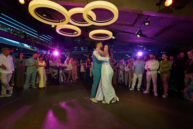 Michelle en Barrie dansen dicht tegen elkaar onder de ronde lampen