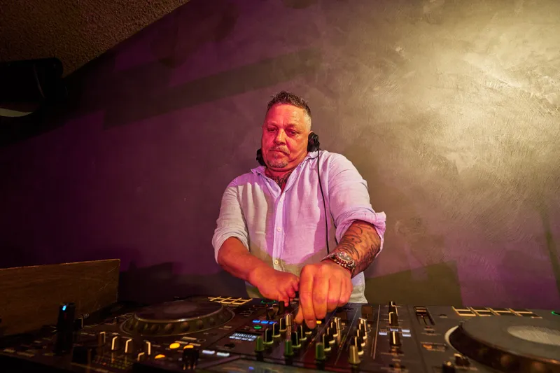De dj achter de draaitafels in de feestzaal