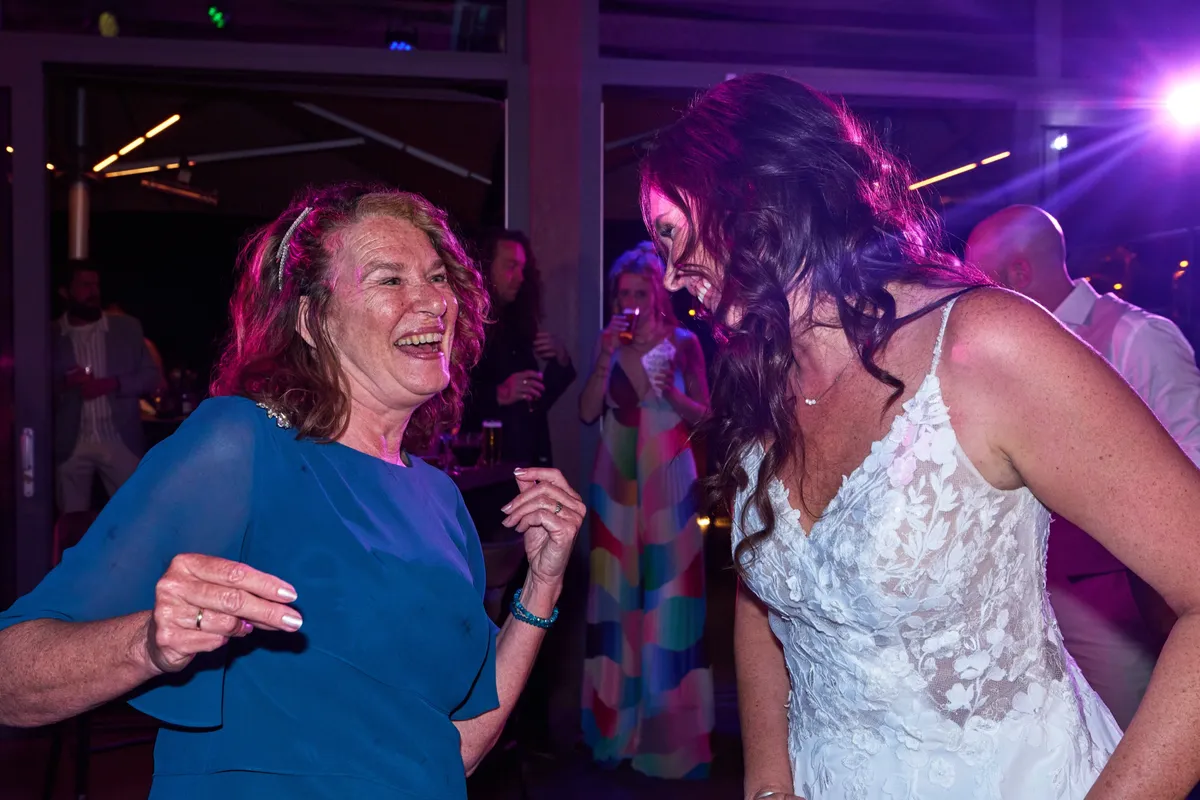 Na middernacht danst Michelle nog met een van haar gasten