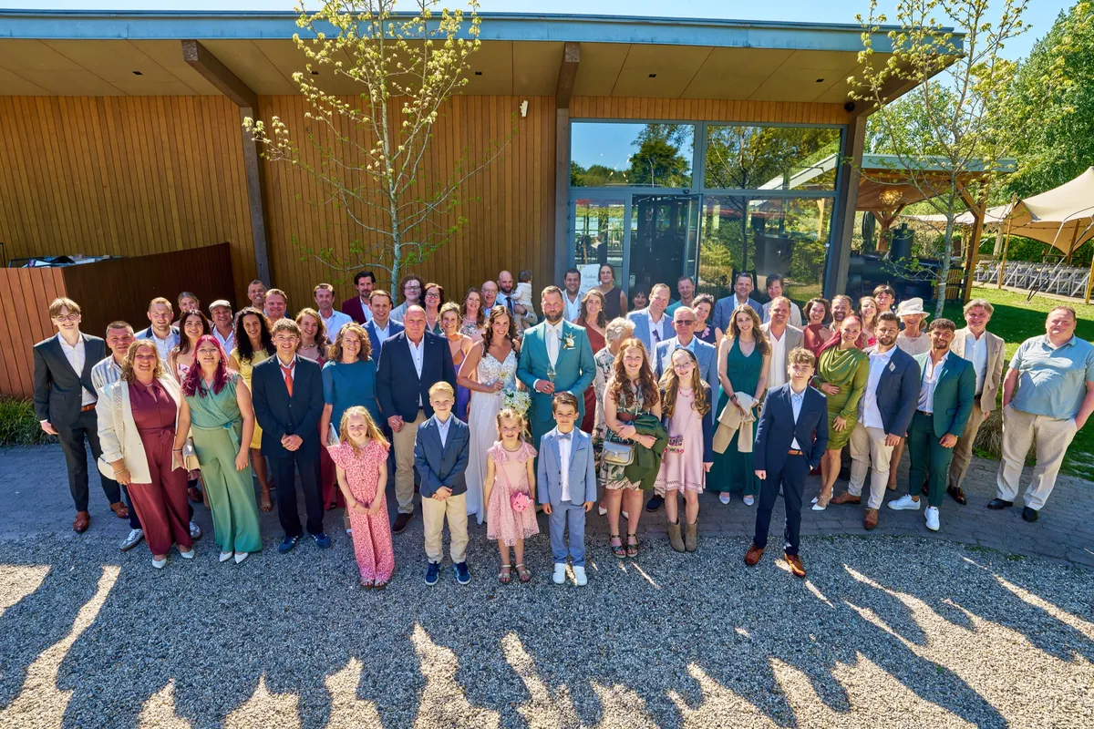 Groepsfoto met alle daggasten bij Lake House