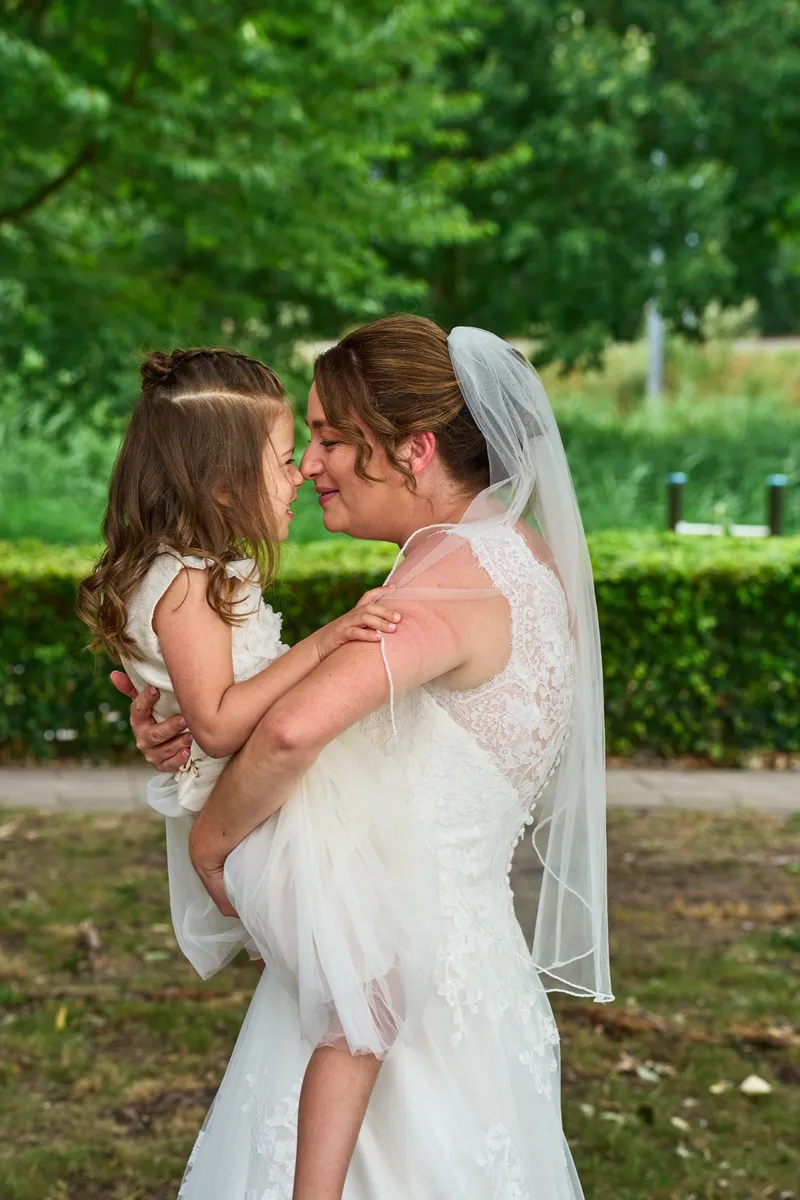 Caroline houdt haar dochter op de arm