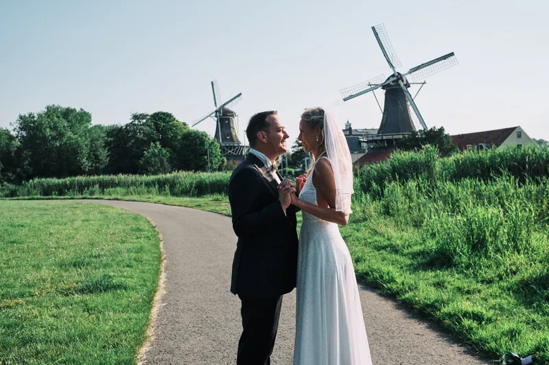 Liad en Wilfried staan samen op het pad bij de molens