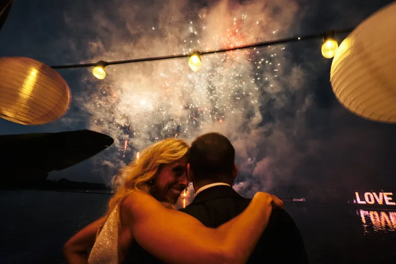 Liad en Wilfried omhelzen elkaar terwijl het vuurwerk boven hen afgaat