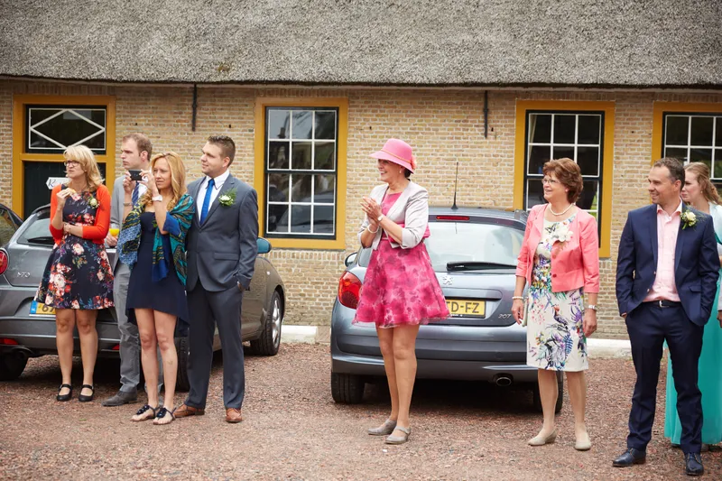 Gasten voor de boerderij van de Lickebaertshoeve