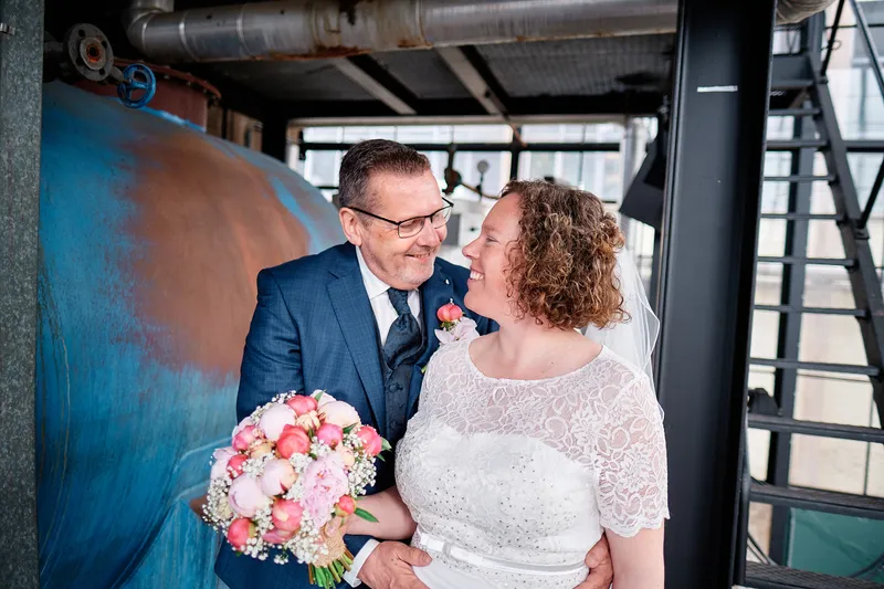 Jakob en Janneke bij een oude blauwe ketel
