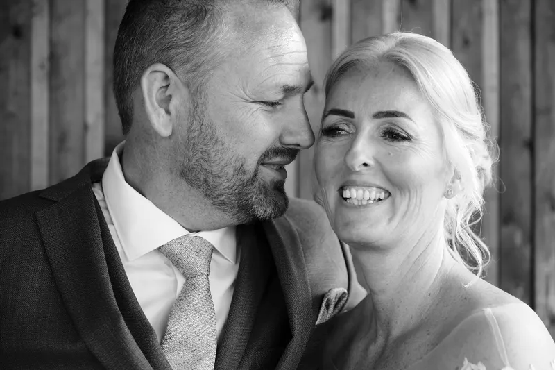 Marleen en Eric lachen dicht tegen elkaar, zwart-wit