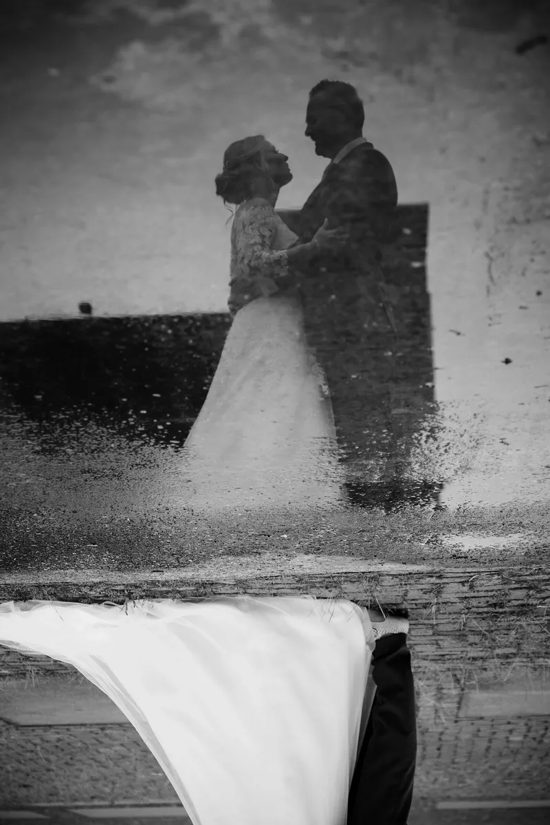 Het silhouet van Marleen en Eric op een gevlekte muur