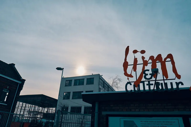 De rode letters van Lijm & Cultuur tegen de winterlucht