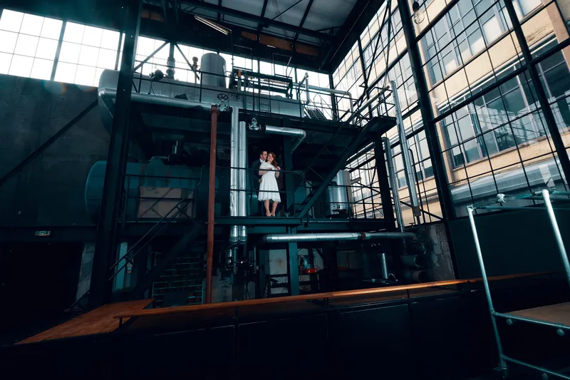 De oude fabriekshal met het glazen dak, Naomi en Maurice klein op een bordes