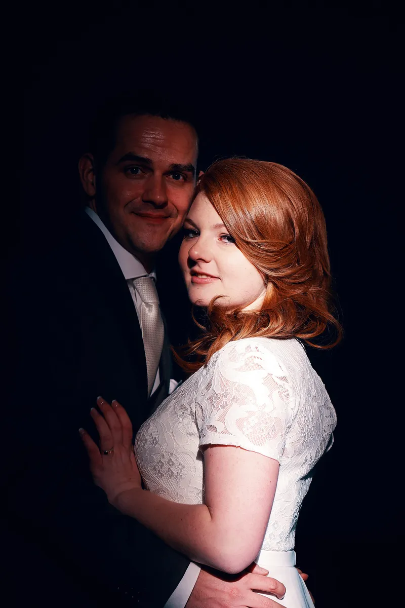 Naomi en Maurice tegen elkaar aan in het licht van een deuropening