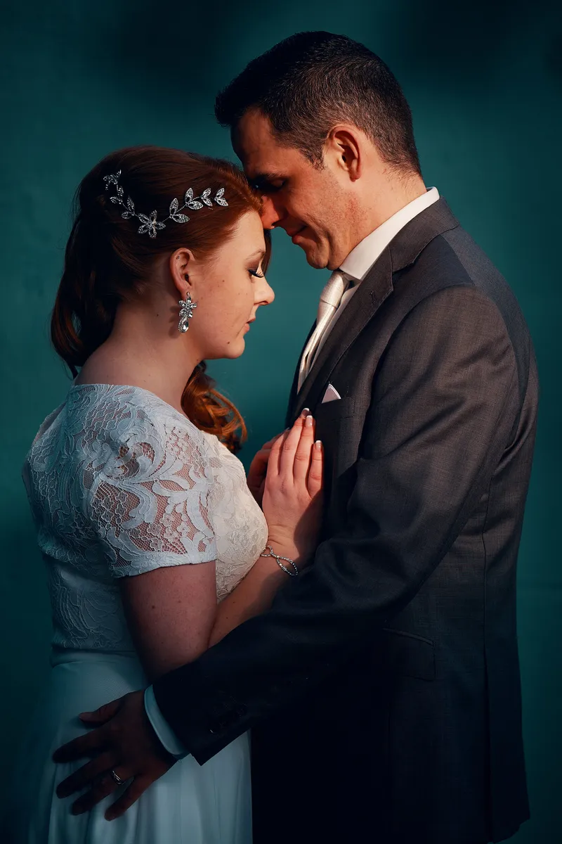 Naomi en Maurice met hun hoofden tegen elkaar