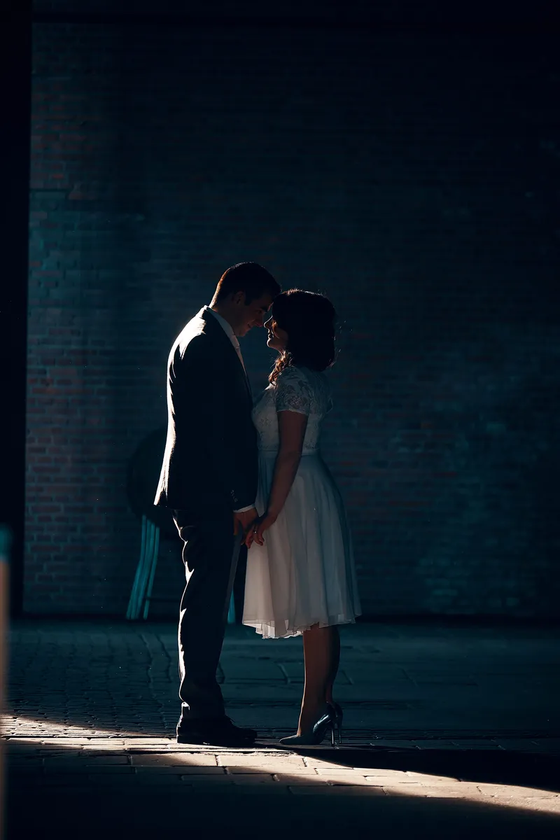 Silhouet van Naomi en Maurice in een streep zonlicht