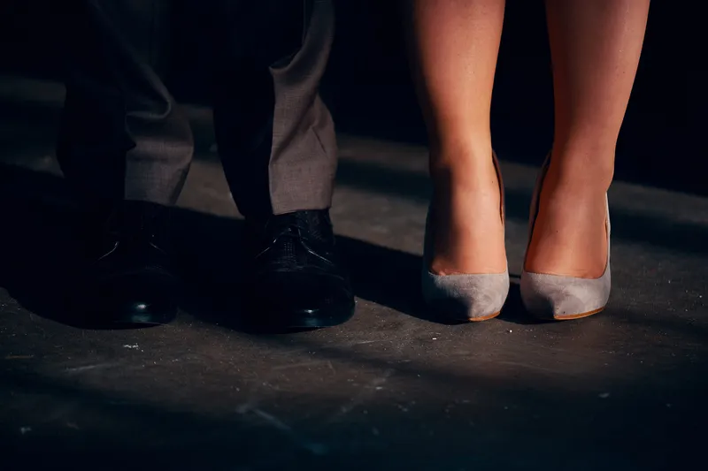 De schoenen van Naomi en Maurice op de betonvloer