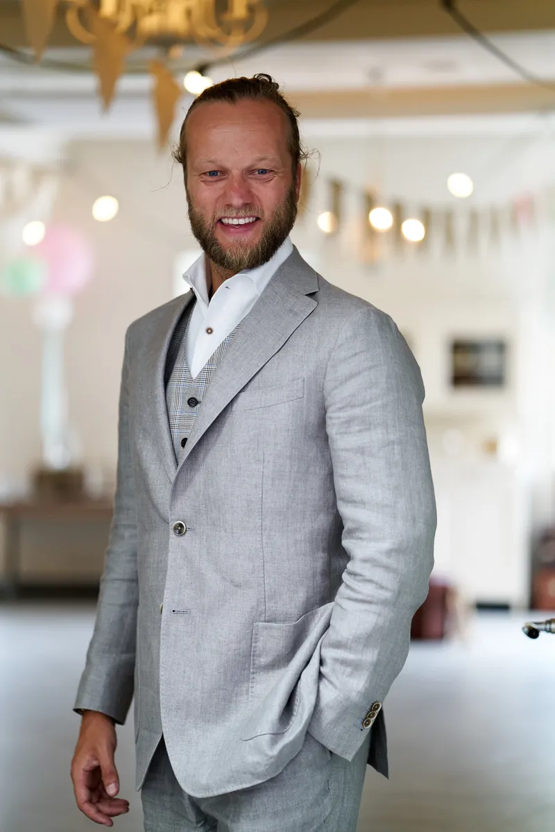 Rogier in zijn lichtgrijze pak