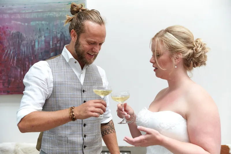 Akke en Rogier proosten met champagne