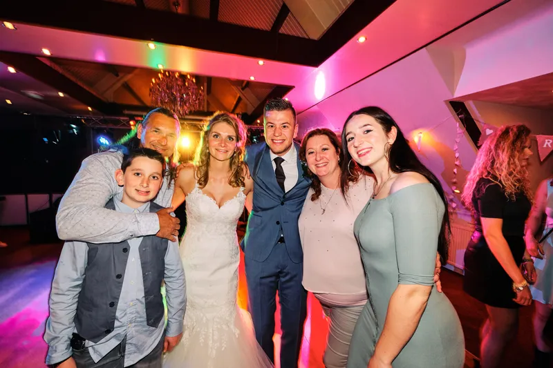 Lotte en Daniel met hun vrienden op de dansvloer