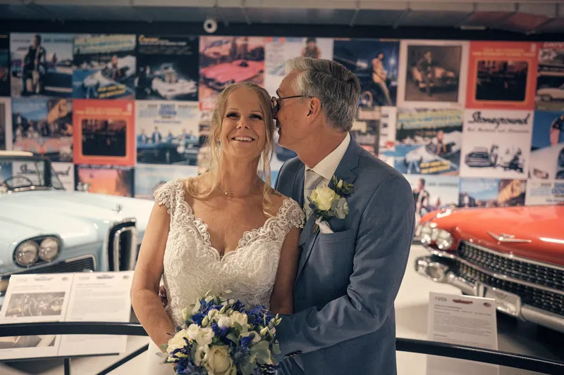 Ingeborg en Herre kussen voor een rij kleurrijke Amerikaanse auto’s
