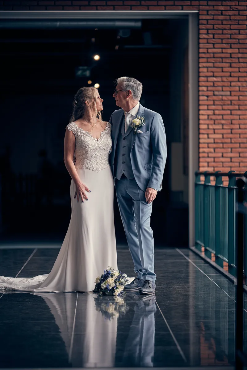 Ingeborg en Herre op een donkere glimmende vloer