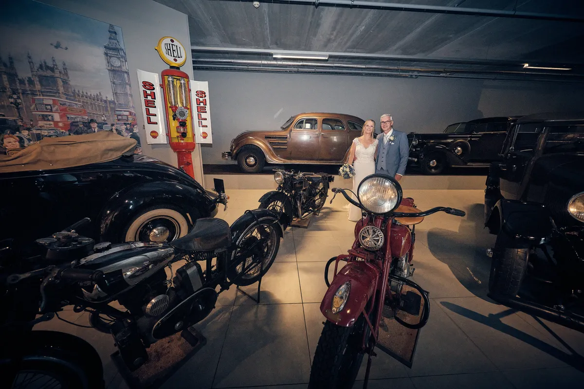 Ingeborg en Herre tussen de vroege oldtimers en motoren