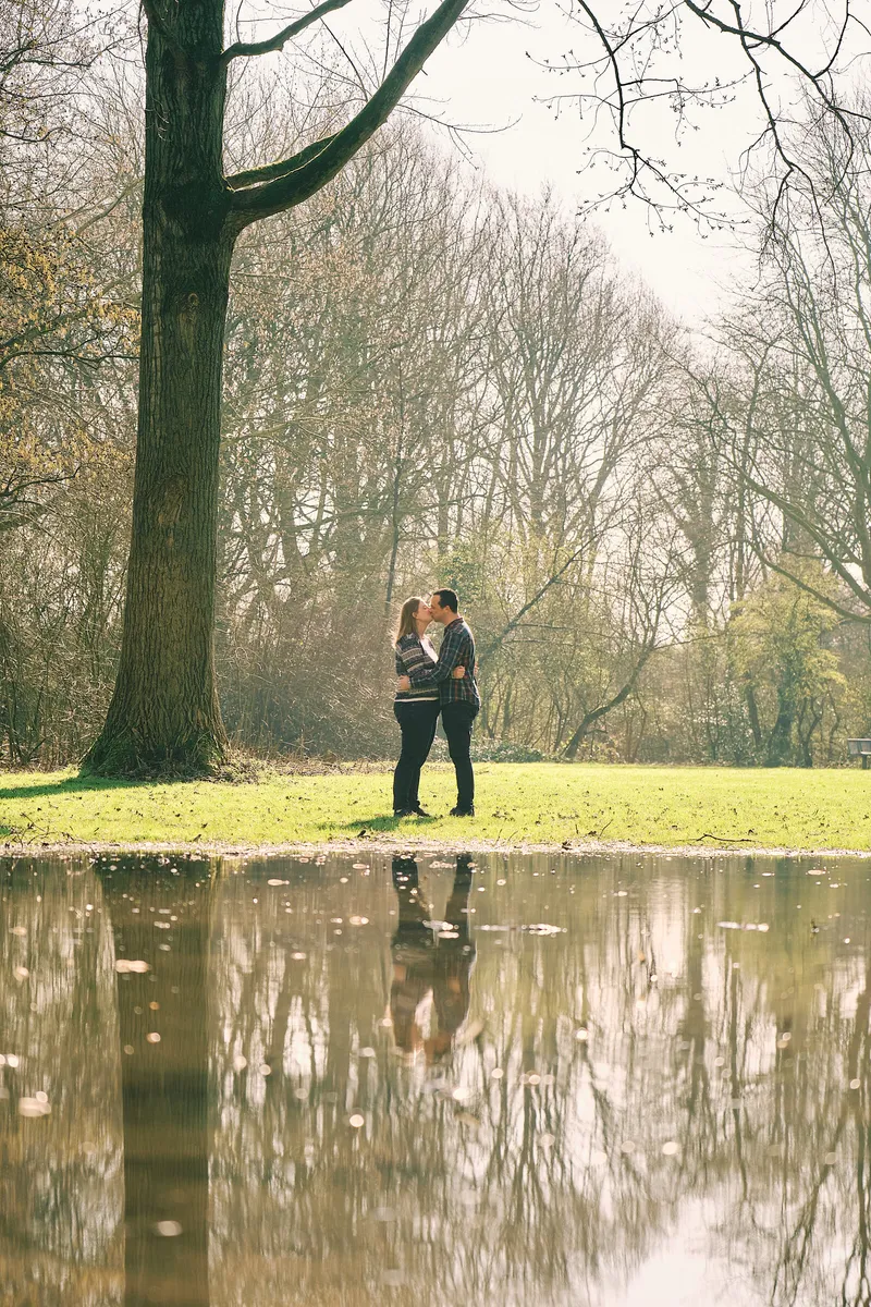 Rick en Milou bij de vijver, met een boom in het water gespiegeld