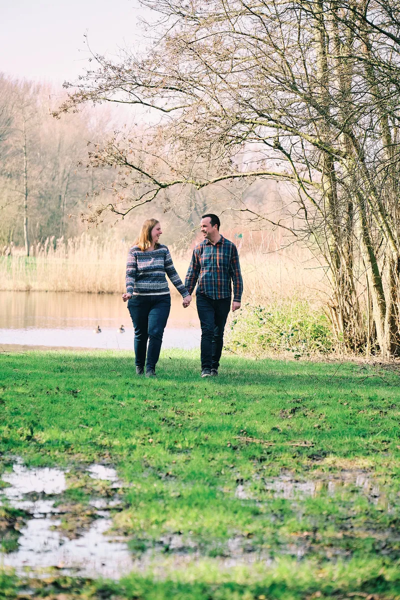 Rick en Milou lopen hand in hand langs de vijver