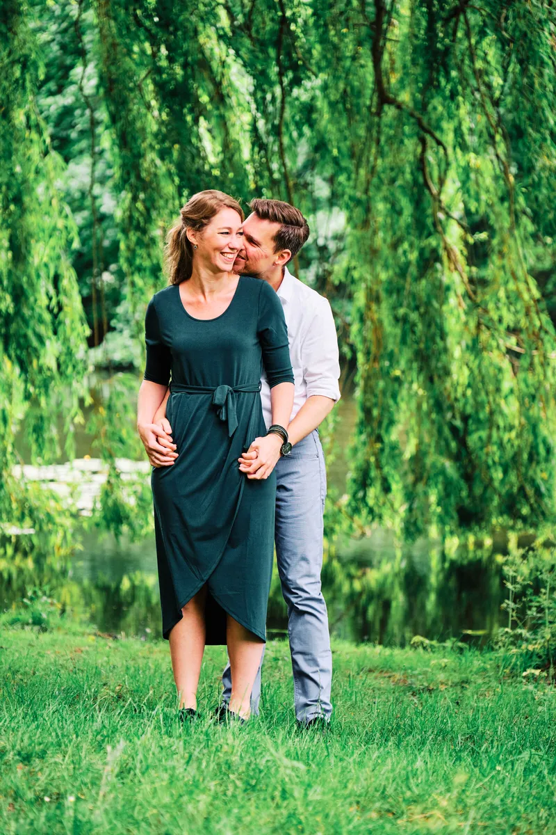 Kirsten en Jouke onder een treurwilg