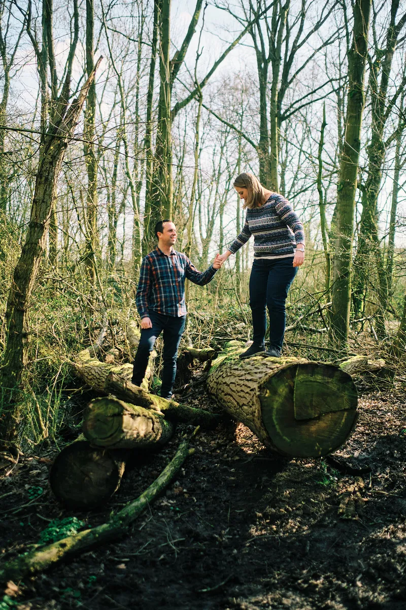 Rick en Milou op de houten stammen in het bos