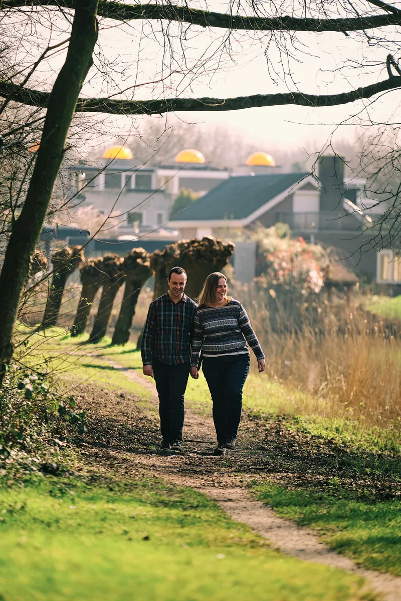 Rick en Milou lopen over het bospad langs gesnoeide bomen