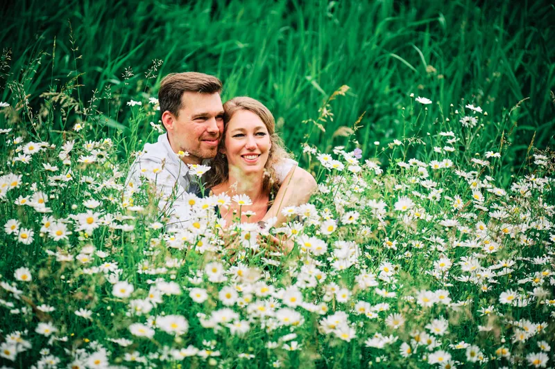 Kirsten en Jouke lachen tussen de witte bloemen