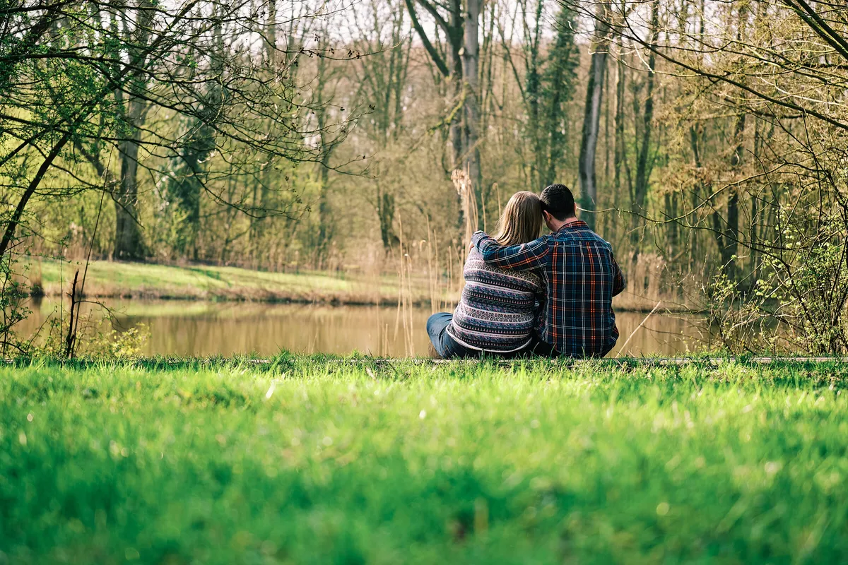 Rick en Milou dicht tegen elkaar in het gras bij het water