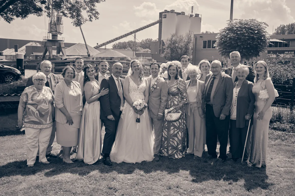 Zwart-wit: groepsfoto met de familie in de tuin