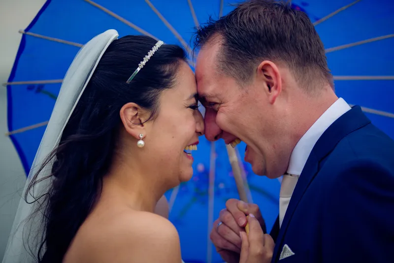 Anne-Floor en Hans onder de blauwe parasol aan de Oude Maas