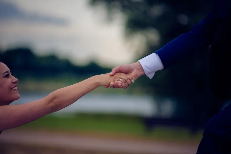 Anne-Floor trekt Hans aan zijn hand mee
