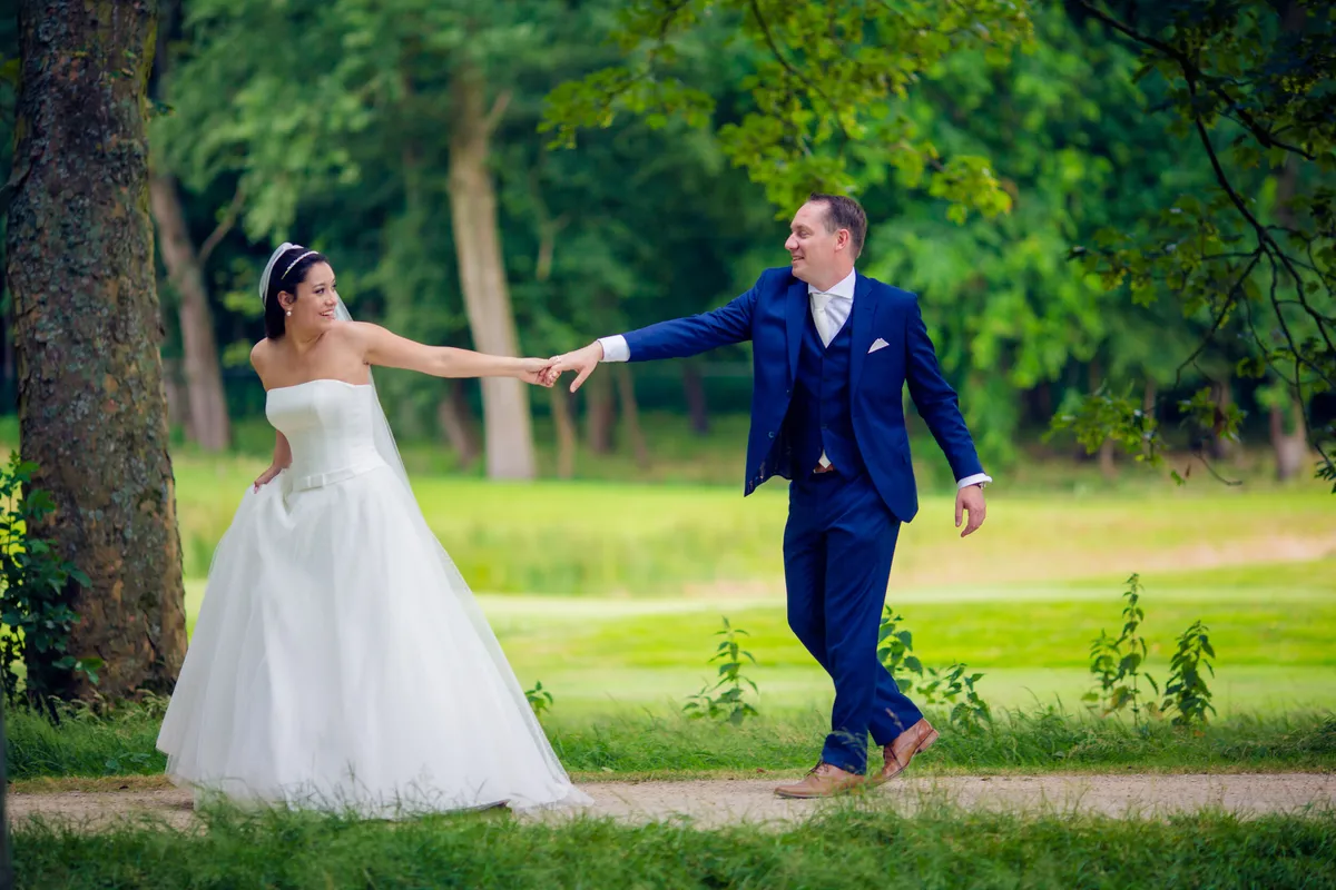 Anne-Floor en Hans rennen over het pad