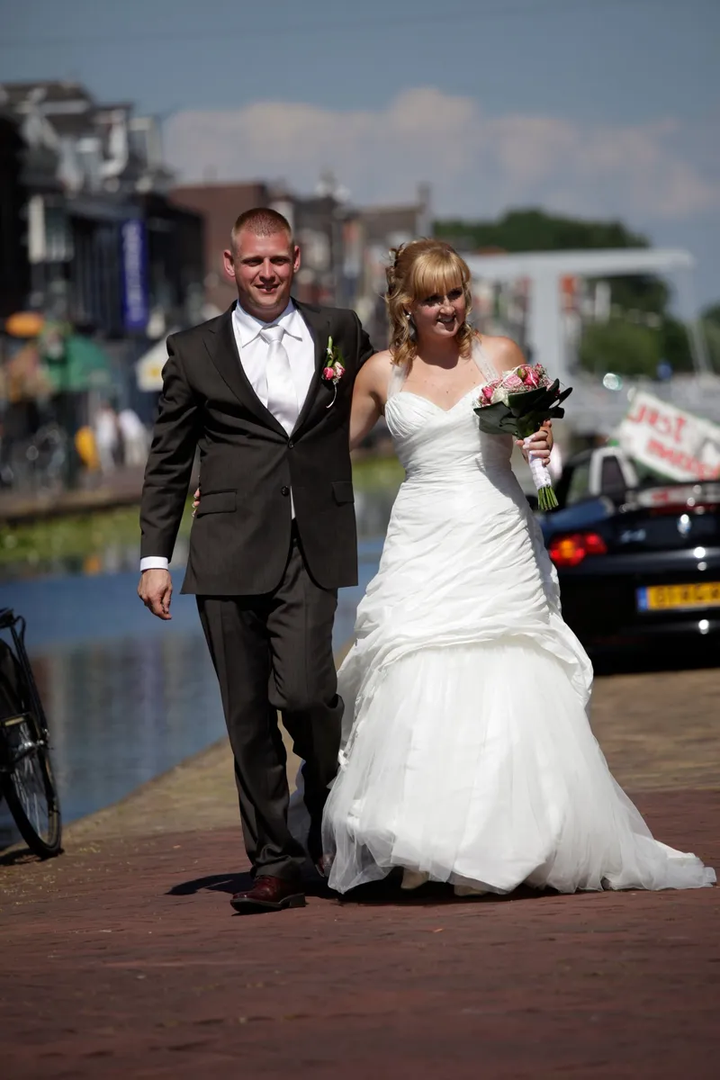 Alex en Evelyn lopen langs de haven in Maassluis