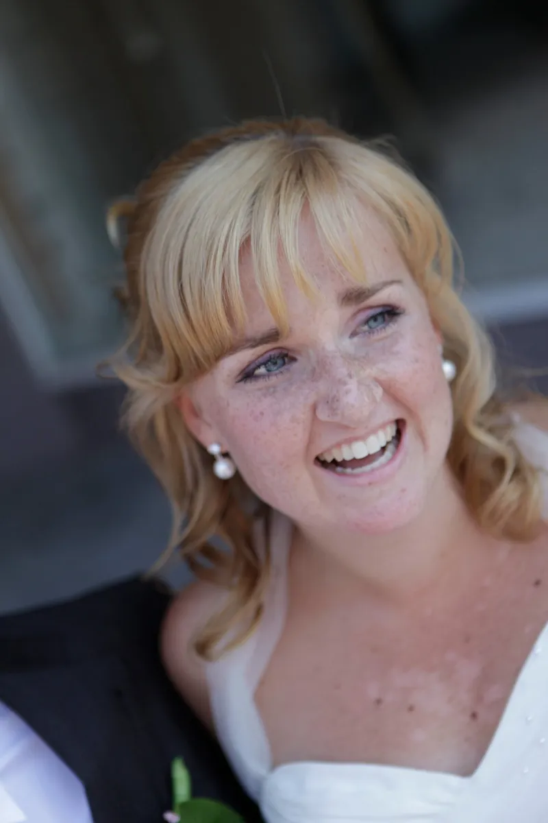 Evelyn lacht in de camera