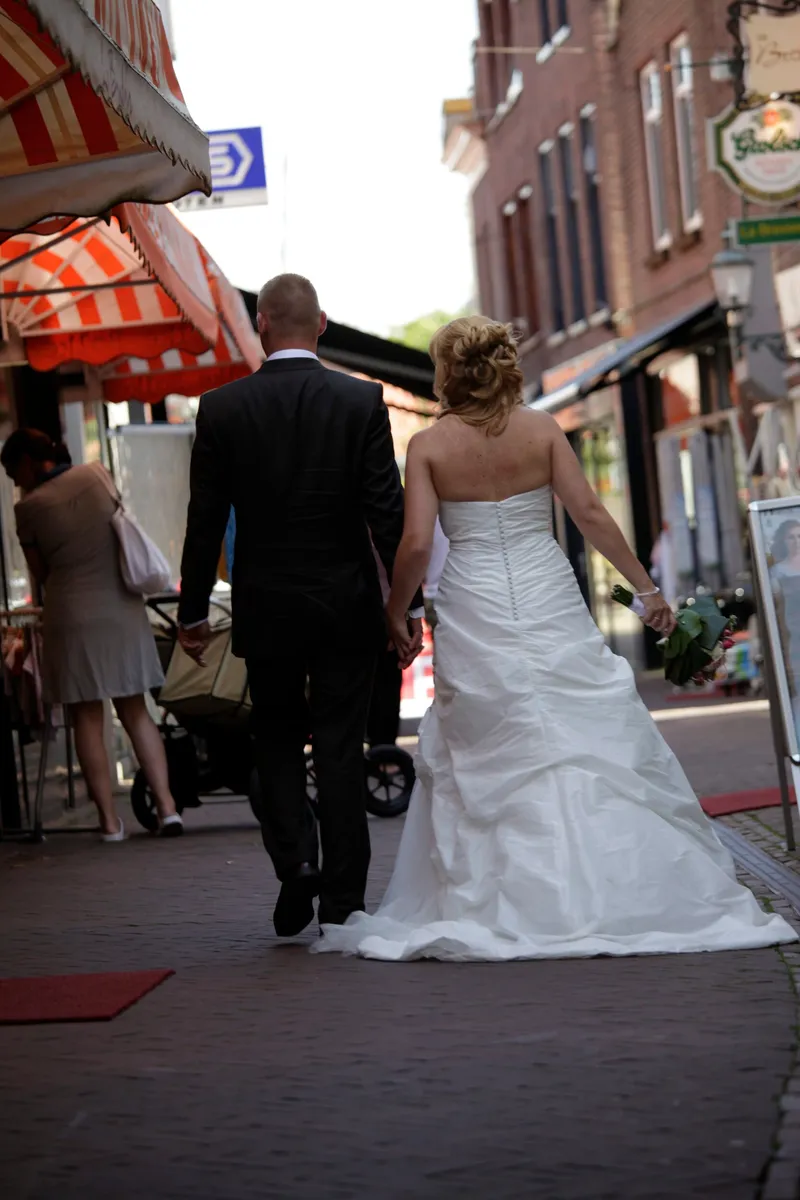 Alex en Evelyn lopen door een straatje in Maassluis