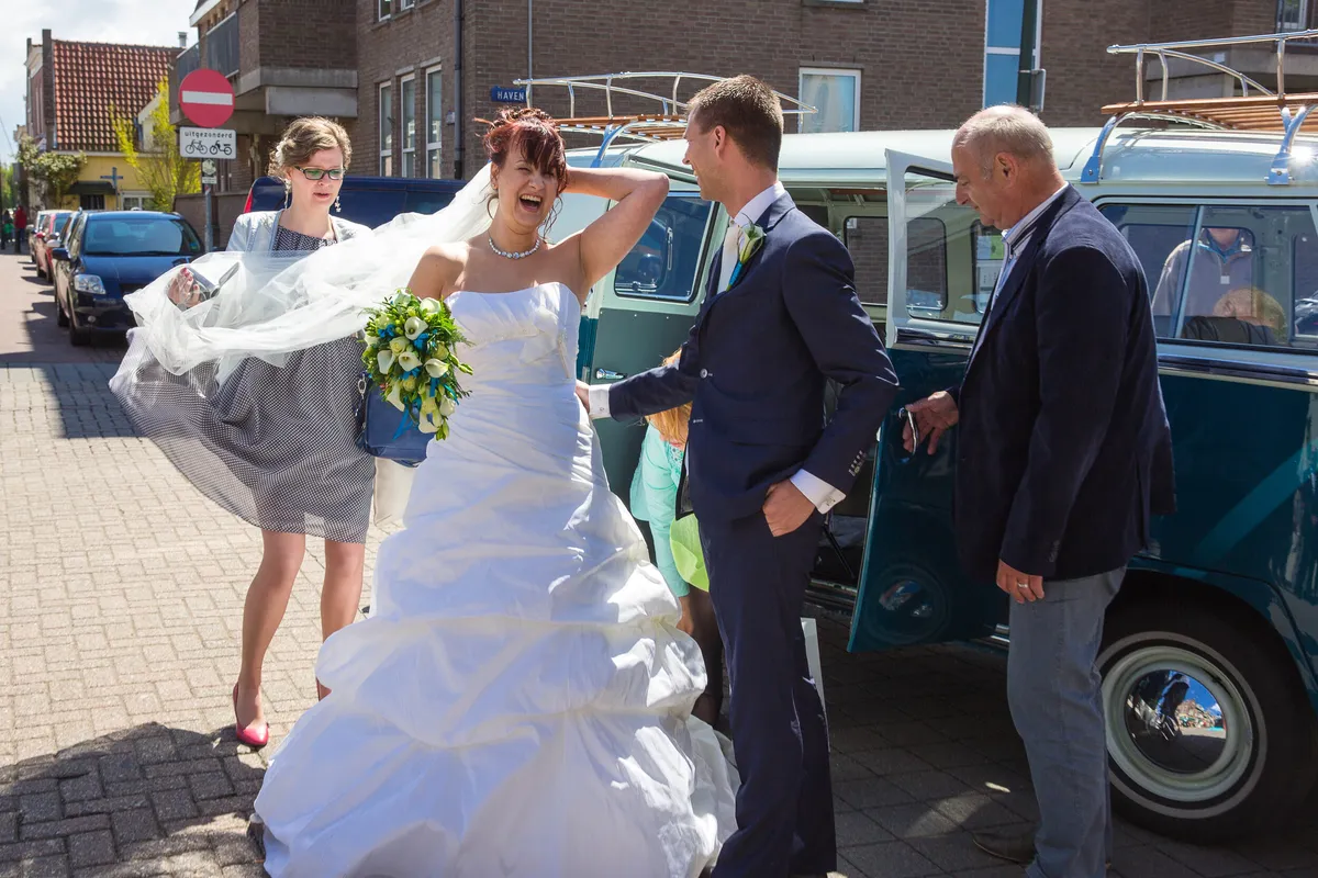 Anne stapt uit het busje in Maassluis, Hans helpt haar