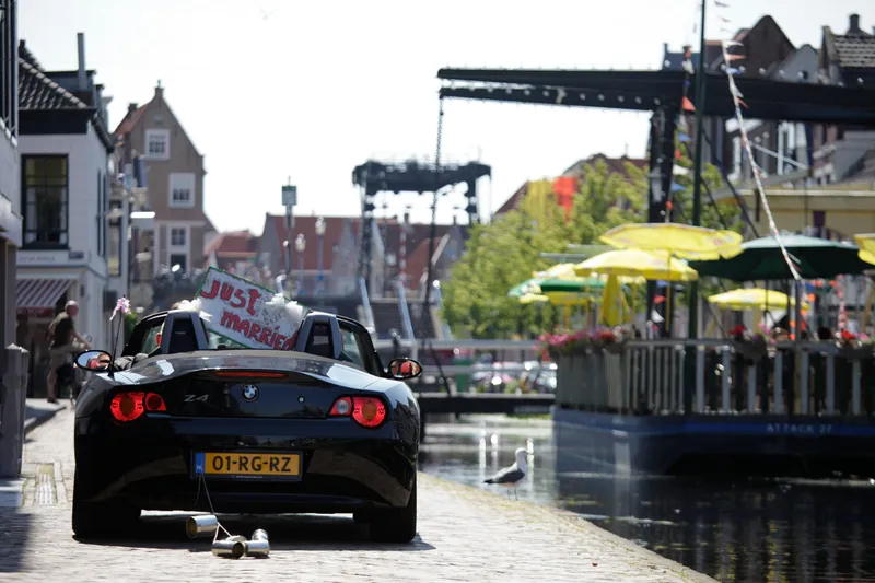 De cabrio met ‘Just Married’ in Maassluis