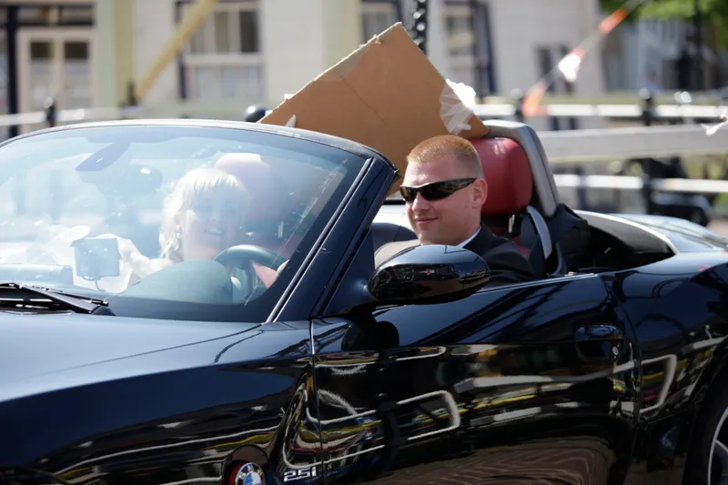 Alex en Evelyn lachen in de cabrio