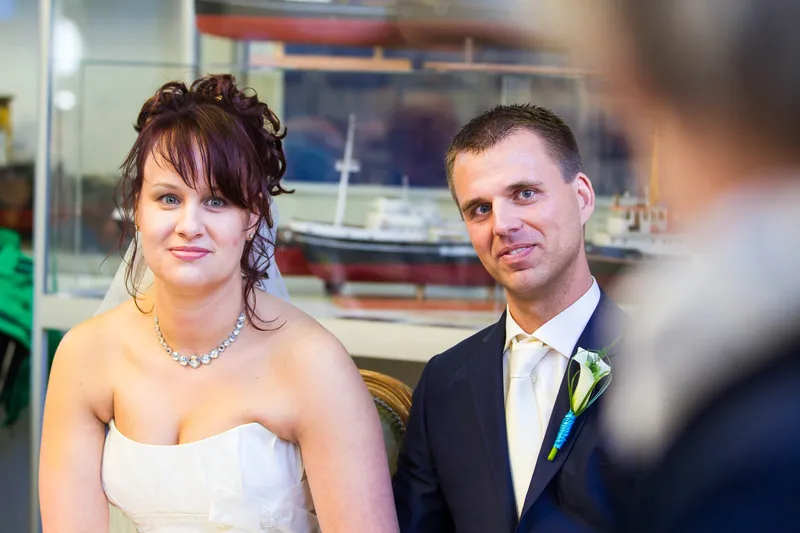 Anne en Hans naast elkaar tijdens de ceremonie