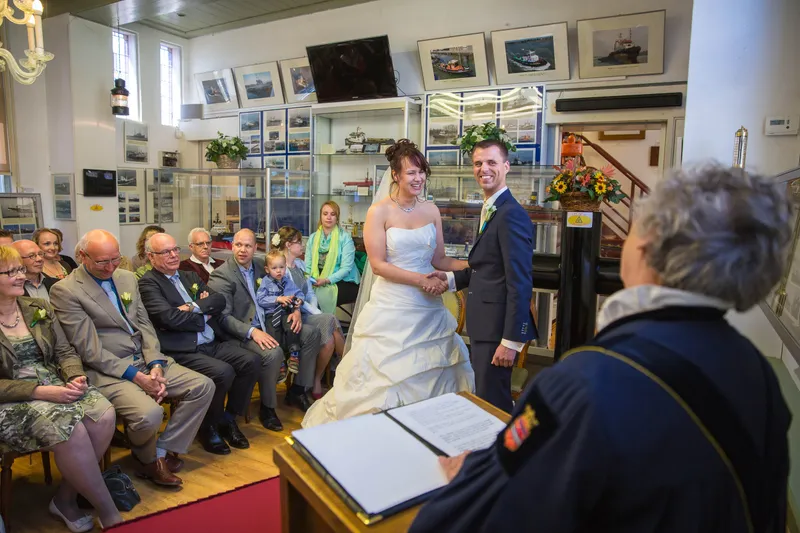 Overzicht van de zaal met de gasten tijdens de ceremonie