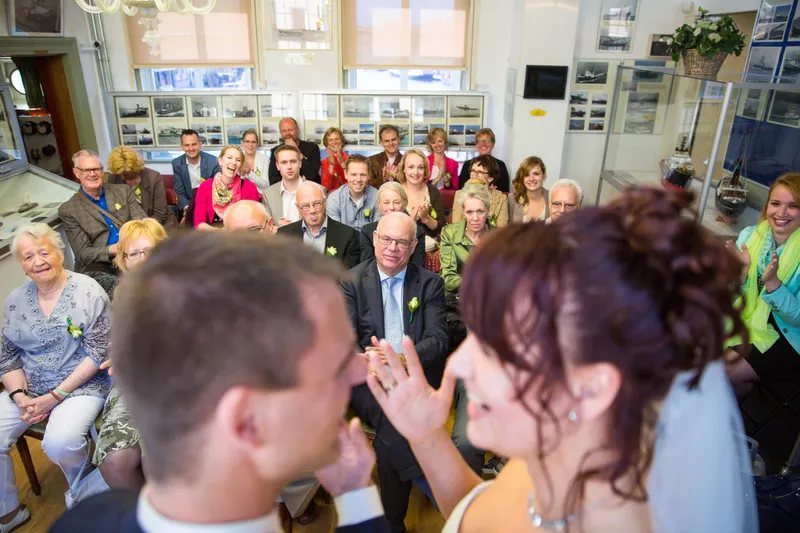 De gasten feliciteren Anne en Hans