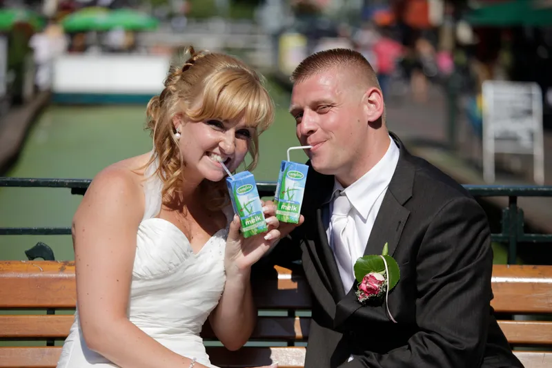 Alex en Evelyn drinken melk met een rietje