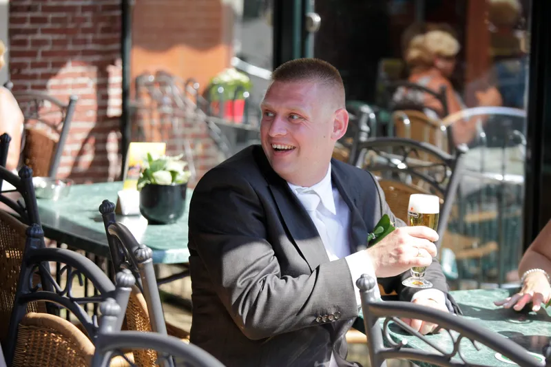 Alex en Evelyn proosten op een terras
