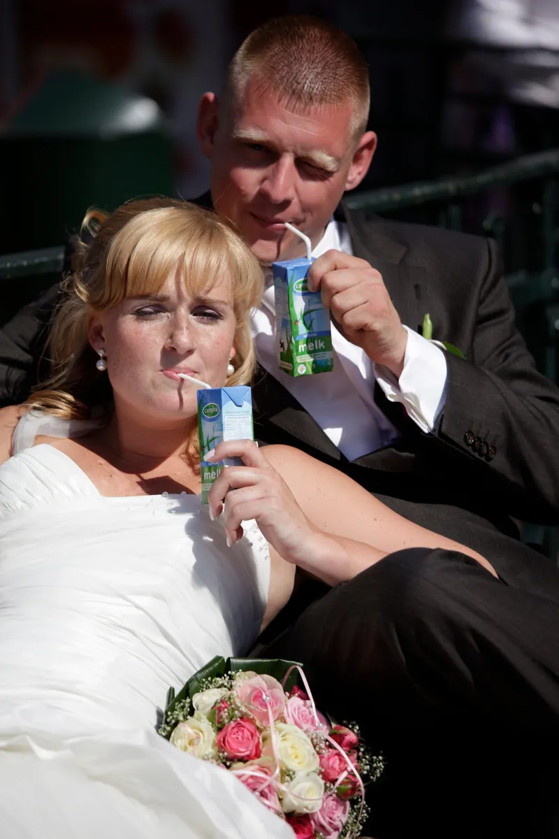Evelyn lacht op het terras