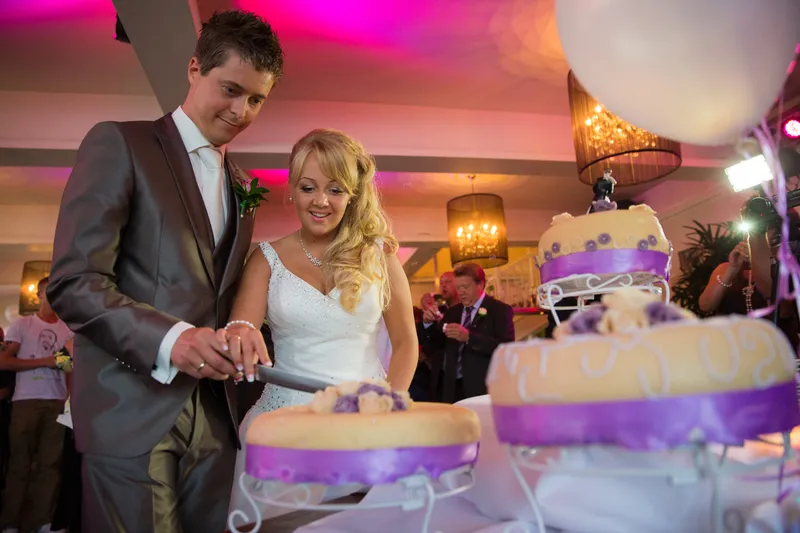 Linda en Alex snijden de taart aan bij Madestein