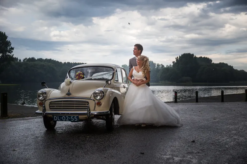 Linda en Alex bij hun oldtimer aan het water bij Madestein