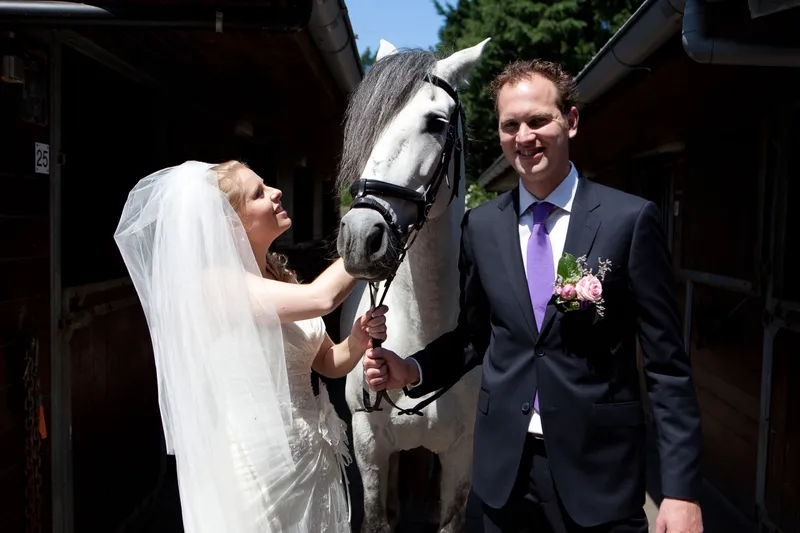 Bettiana met een wit paard in de stal